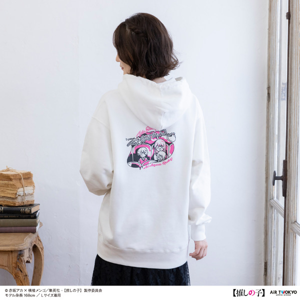 AIR TWOKYO『【推しの子】』第2弾「モノトーンシーンイラストパーカー 1（アイ）」着用イメージ（C）赤坂アカ×横槍メンゴ／集英社・【推しの子】製作委員会