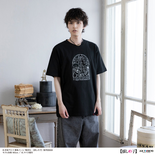 AIR TWOKYO『【推しの子】』第2弾「モノトーンシーンイラストTシャツ 4（有馬かな＆アクア）」着用イメージ（C）赤坂アカ×横槍メンゴ／集英社・【推しの子】製作委員会