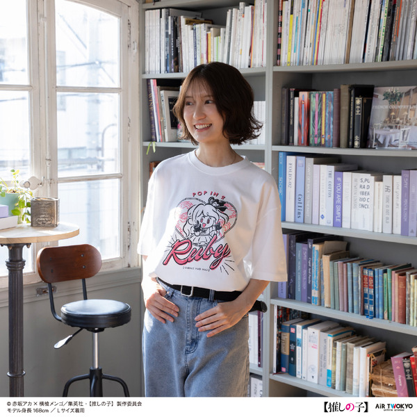 AIR TWOKYO『【推しの子】』第2弾「モノトーンシーンイラストTシャツ 3（ルビー）」着用イメージ（C）赤坂アカ×横槍メンゴ／集英社・【推しの子】製作委員会