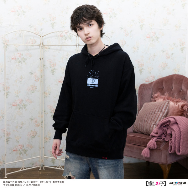 AIR TWOKYO『【推しの子】』第2弾「モノトーンシーンイラストパーカー 2（アクア）」着用イメージ（C）赤坂アカ×横槍メンゴ／集英社・【推しの子】製作委員会