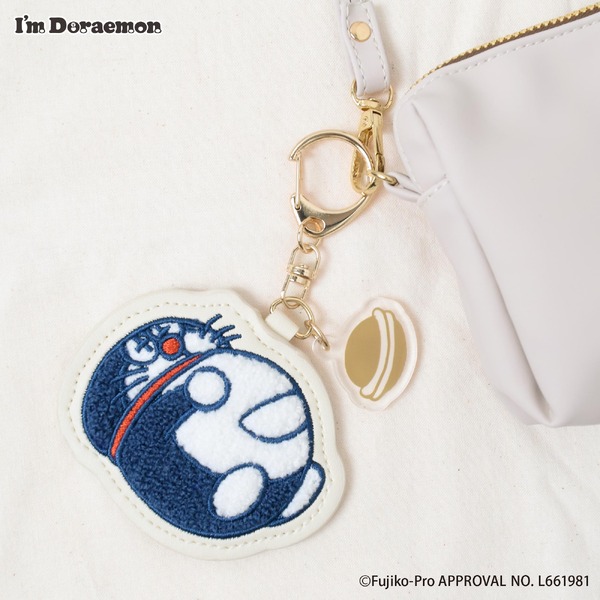 「I'm Doraemon」WEB限定アイテム「サガラ刺繍キーホルダー」使用イメージ（C）Fujiko-Pro APPROVAL No.L661981