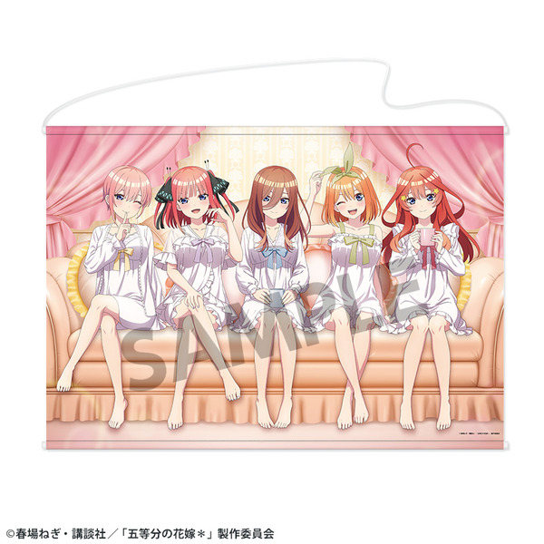 TVスペシャルアニメ『五等分の花嫁＊』描き下ろしB1タペストリー ナイトウェアver.（C）春場ねぎ・講談社／「五等分の花嫁＊」製作委員会