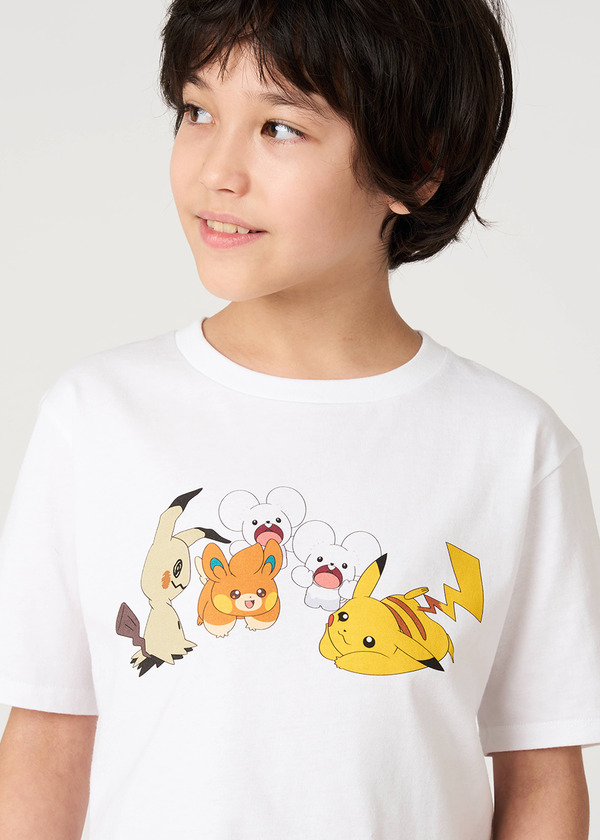 ポケットモンスター×グラニフ「ピカチュウ＆ミミッキュ＆パモ＆ワッカネズミ｜キッズTシャツ」着用イメージ（C）Nintendo・Creatures・GAME FREAK・TV Tokyo・ShoPro・JR Kikaku （C）Pokemon