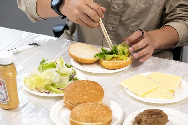 やりたい放題ドット絵ARPG『ガデテル』VS極悪編集部の仁義なきコラボバトル、勃発。“ぶっちゃけどこまでやれんのか”検証に、ライター&日本運営担当が全力でチャレンジ