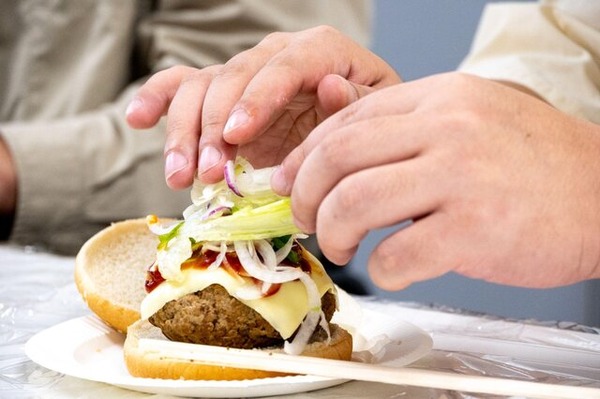 やりたい放題ドット絵ARPG『ガデテル』VS極悪編集部の仁義なきコラボバトル、勃発。“ぶっちゃけどこまでやれんのか”検証に、ライター&日本運営担当が全力でチャレンジ