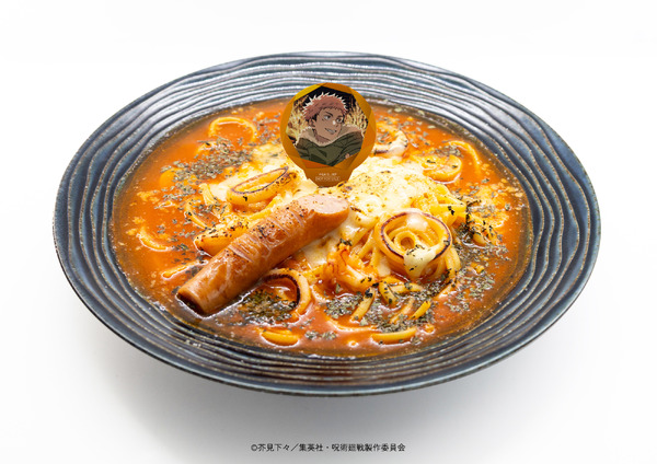 TVアニメ『呪術廻戦』× マルキューブ限定コラボメニュー　エビノスパゲッティ 丸ビル店「虎杖悠仁」のシーフードトマトクリームソースパスタ（C）芥見下々／集英社 ・ 呪術廻戦製作委員会