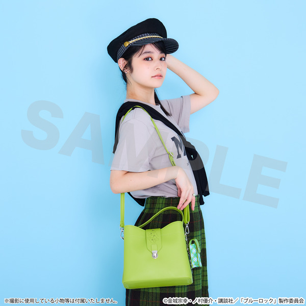 TVアニメ『ブルーロック』SuperGroupiesコラボ「潔世一 モデル　ショルダーバッグ」使用イメージ（C）金城宗幸・ノ村優介・講談社／「ブルーロック」製作委員会