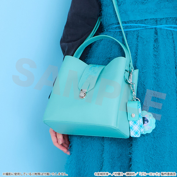 TVアニメ『ブルーロック』SuperGroupiesコラボ「糸師 凛 モデル ショルダーバッグ」使用イメージ（C）金城宗幸・ノ村優介・講談社／「ブルーロック」製作委員会