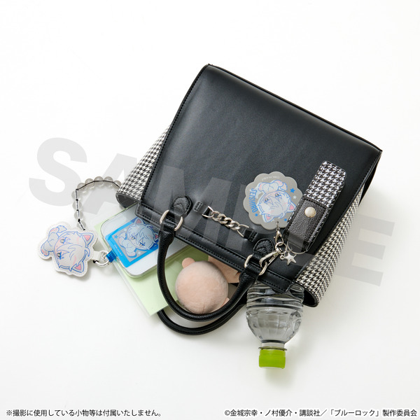 TVアニメ『ブルーロック』SuperGroupiesコラボ「凪 誠士郎 モデル ショルダーバッグ」使用イメージ（C）金城宗幸・ノ村優介・講談社／「ブルーロック」製作委員会