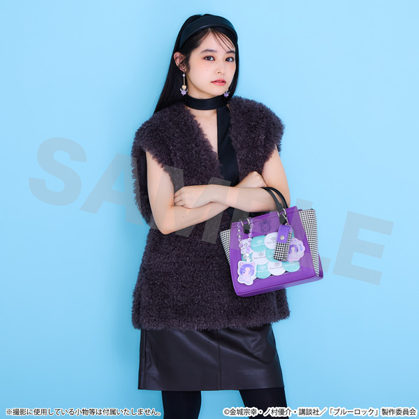 TVアニメ『ブルーロック』SuperGroupiesコラボ「御影 玲王 モデル ショルダーバッグ」使用イメージ（C）金城宗幸・ノ村優介・講談社／「ブルーロック」製作委員会