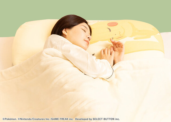 ピカチュウが近くで添い寝してくれる大きな枕…！肌触りの良いブランケットなど、『ポケスリ』コラボ寝具第2弾が順次発売