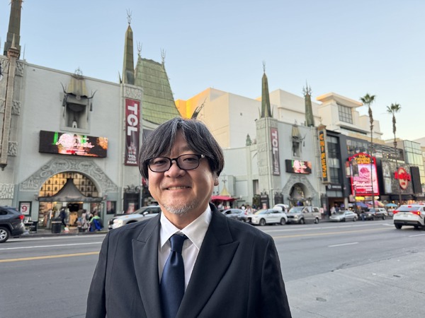 映画『果てしなきスカーレット』チャイニーズシアター前