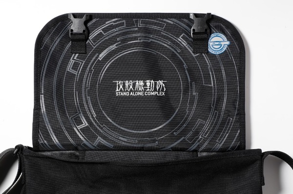 『攻殻機動隊S.A.C.』×Manhattan Portage　コラボバッグ登場　ブランドロゴの裏に「笑い男マーク」（C）士郎正宗・Production I.G／講談社・攻殻機動隊製作委員会