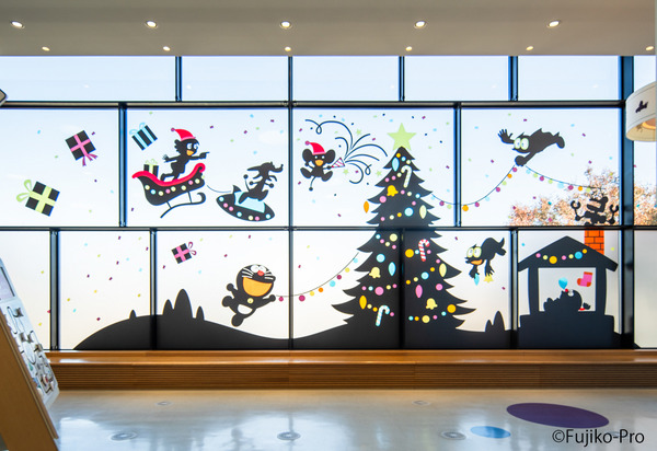 「藤子・F・不二雄ミュージアム クリスマスはミュージアムで！2025」2階・みんなのひろば　大窓のシルエット（C）Fujiko-Pro