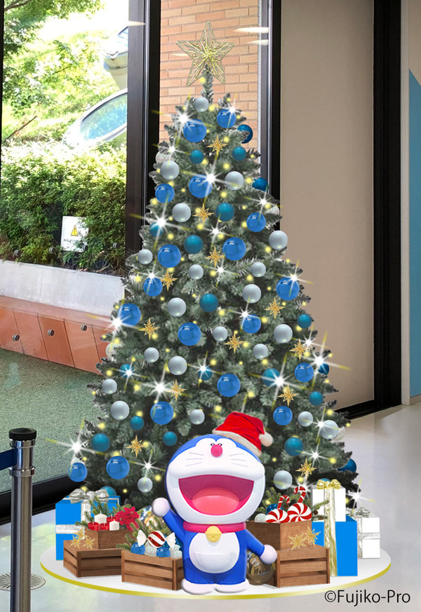 「藤子・F・不二雄ミュージアム クリスマスはミュージアムで！2025」2階・みんなのひろば　ドラえもんのクリスマスツリー（C）Fujiko-Pro