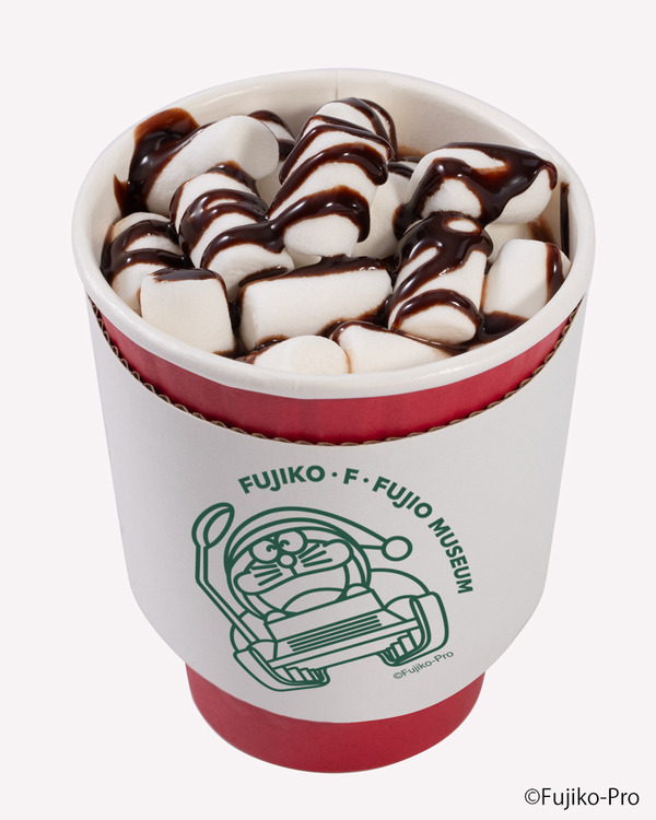 「藤子・F・不二雄ミュージアム クリスマスはミュージアムで！2025」マシュマロココア（C）Fujiko-Pro