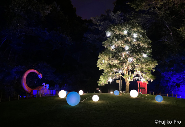 「藤子・F・不二雄ミュージアム クリスマスはミュージアムで！2025」3階・はらっぱのクリスタルツリー（C）Fujiko-Pro