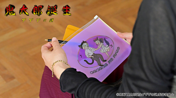映画『鬼太郎誕生 ゲゲゲの謎』×石黒亜矢子コラボグッズ「ガゼットスライダーポーチ（水木と沙代）」使用イメージ（C）映画「鬼太郎誕生ゲゲゲの謎」製作委員会