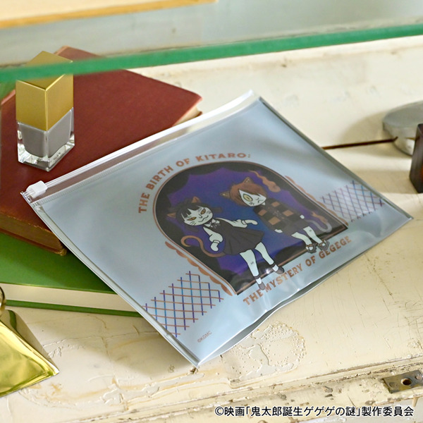 映画『鬼太郎誕生 ゲゲゲの謎』×石黒亜矢子コラボグッズ「ガゼットスライダーポーチ（鬼太郎とねこ娘）」使用イメージ（C）映画「鬼太郎誕生ゲゲゲの謎」製作委員会