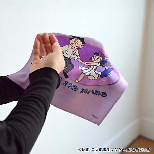 映画『鬼太郎誕生 ゲゲゲの謎』×石黒亜矢子コラボグッズ「ハンドタオル（水木と沙代）」使用イメージ（C）映画「鬼太郎誕生ゲゲゲの謎」製作委員会