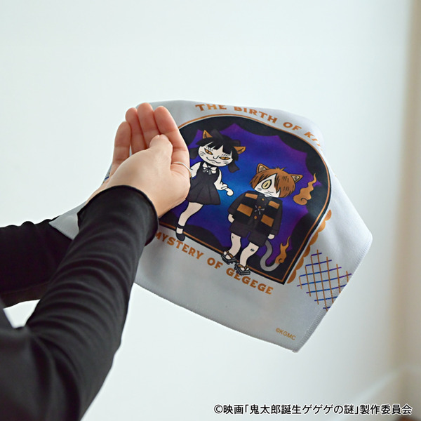 映画『鬼太郎誕生 ゲゲゲの謎』×石黒亜矢子コラボグッズ「ハンドタオル（鬼太郎とねこ娘）」使用イメージ（C）映画「鬼太郎誕生ゲゲゲの謎」製作委員会