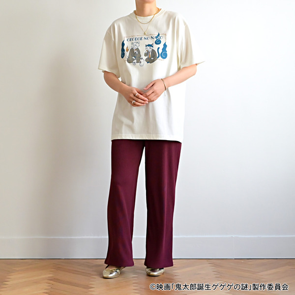 映画『鬼太郎誕生 ゲゲゲの謎』×石黒亜矢子コラボグッズ「クルーネックTシャツ（鬼太郎の父と水木）」使用イメージ（C）映画「鬼太郎誕生ゲゲゲの謎」製作委員会