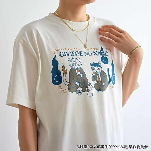 映画『鬼太郎誕生 ゲゲゲの謎』×石黒亜矢子コラボグッズ「クルーネックTシャツ（鬼太郎の父と水木）」使用イメージ（C）映画「鬼太郎誕生ゲゲゲの謎」製作委員会