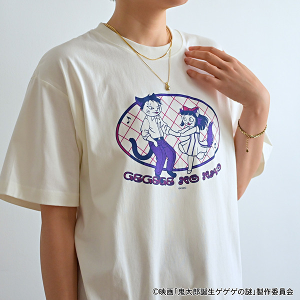 映画『鬼太郎誕生 ゲゲゲの謎』×石黒亜矢子コラボグッズ「クルーネックTシャツ（水木と沙代）」使用イメージ（C）映画「鬼太郎誕生ゲゲゲの謎」製作委員会