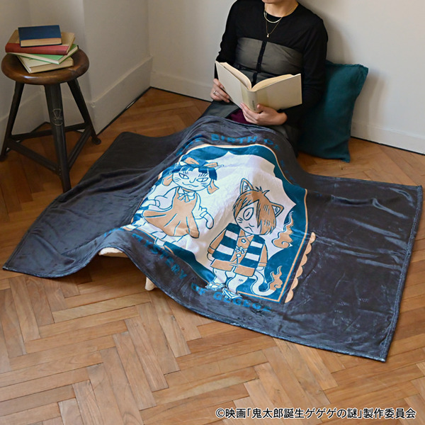映画『鬼太郎誕生 ゲゲゲの謎』×石黒亜矢子コラボグッズ「ビッグブランケット（鬼太郎とねこ娘）」使用イメージ（C）映画「鬼太郎誕生ゲゲゲの謎」製作委員会