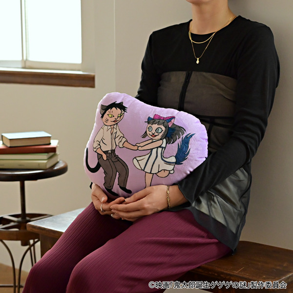 映画『鬼太郎誕生 ゲゲゲの謎』×石黒亜矢子コラボグッズ「ダイカットクッション（水木と沙代）」使用イメージ（C）映画「鬼太郎誕生ゲゲゲの謎」製作委員会