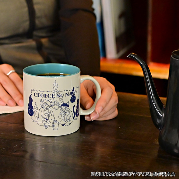 映画『鬼太郎誕生 ゲゲゲの謎』×石黒亜矢子コラボグッズ「たっぷりマグカップ（鬼太郎の父と水木）」使用イメージ（C）映画「鬼太郎誕生ゲゲゲの謎」製作委員会