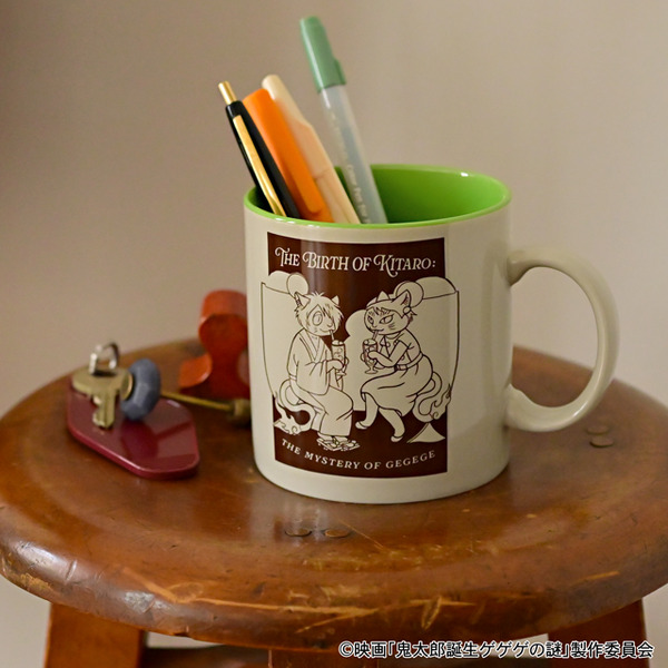 映画『鬼太郎誕生 ゲゲゲの謎』×石黒亜矢子コラボグッズ「たっぷりマグカップ（鬼太郎の父と鬼太郎の母）」使用イメージ（C）映画「鬼太郎誕生ゲゲゲの謎」製作委員会