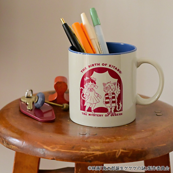 映画『鬼太郎誕生 ゲゲゲの謎』×石黒亜矢子コラボグッズ「たっぷりマグカップ（鬼太郎とねこ娘）」使用イメージ（C）映画「鬼太郎誕生ゲゲゲの謎」製作委員会