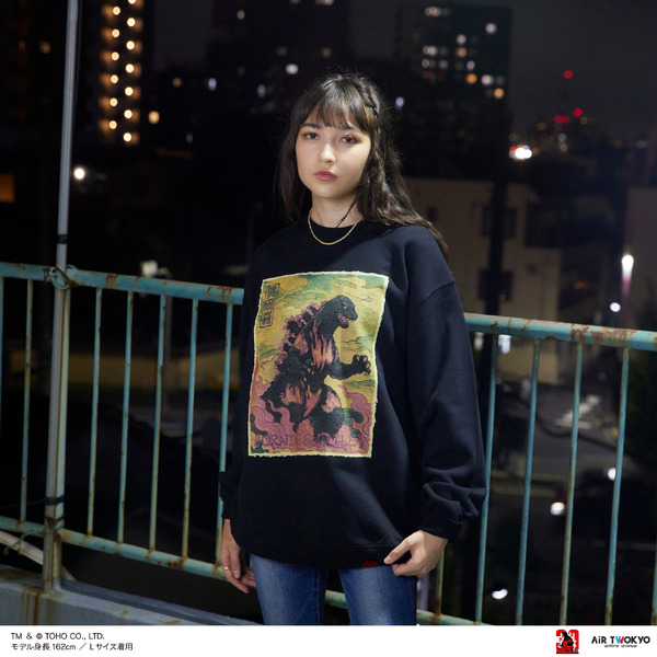 AIR TWOKYO『ゴジラVSデストロイア』グッズコレクション「シーンイラストスウェット 1（呉爾羅）」着用イメージ　TM ＆（C）TOHO CO.,LTD.