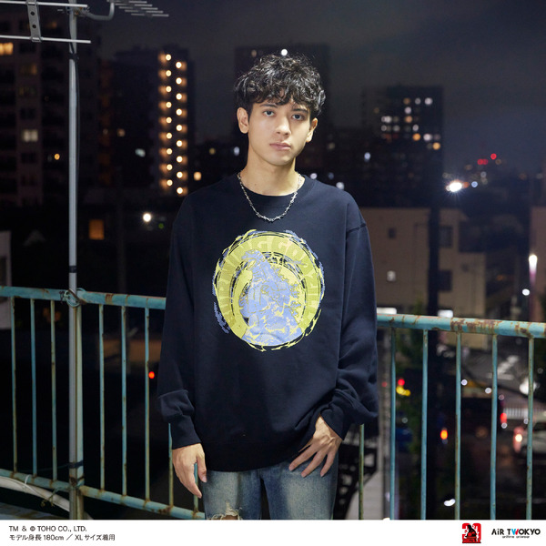AIR TWOKYO『ゴジラVSデストロイア』グッズコレクション「シーンイラストスウェット 2（バーニングゴジラ）」着用イメージ　TM ＆（C）TOHO CO.,LTD.