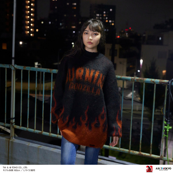 AIR TWOKYO『ゴジラVSデストロイア』グッズコレクション「バーニングゴジラ セーター」着用イメージ　TM ＆（C）TOHO CO.,LTD.