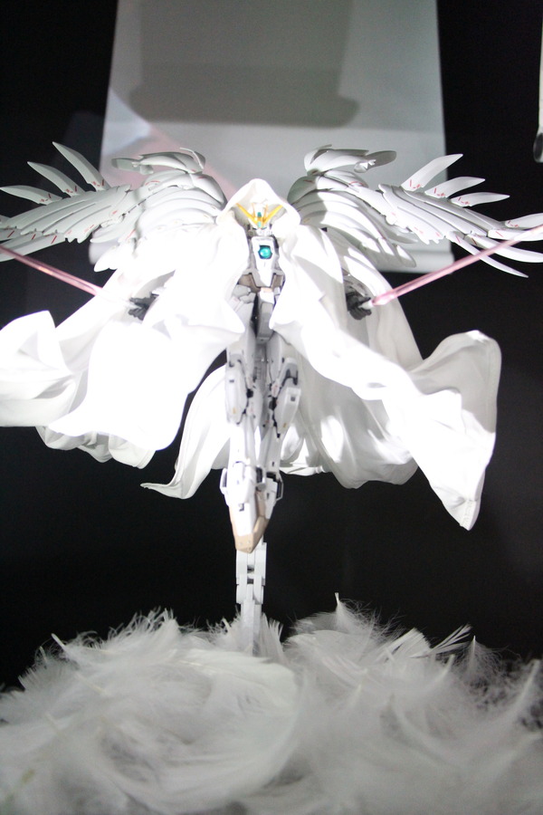 「GUNDAM FIX FIGURATION METAL COMPOSITE ウイングガンダムゼロ クロークドカスタム」実物写真
