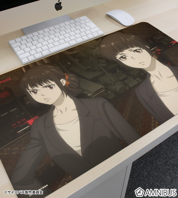 『劇場版 PSYCHO-PASS サイコパス PROVIDENCE』常守 朱＆霜月 美佳 場面写マルチデスクマット　使用イメージ（C）サイコパス製作委員会