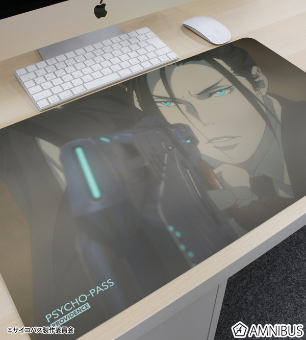 『劇場版 PSYCHO-PASS サイコパス PROVIDENCE』宜野座 伸元 場面写マルチデスクマット　使用イメージ（C）サイコパス製作委員会