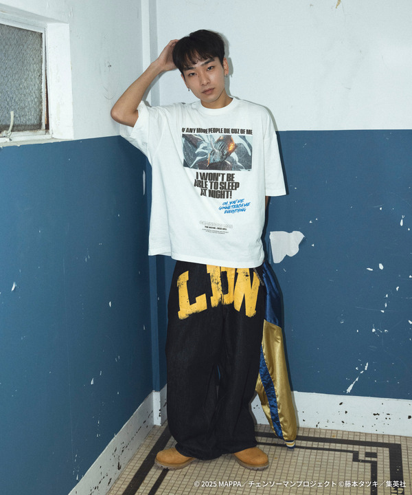 劇場版『チェンソーマン レゼ篇』FREAK'S STOREプリント クルーネックTシャツ「ChainsawMan」着用イメージ（C）2025 MAPPA／チェンソーマンプロジェクト（C）藤本タツキ／集英社