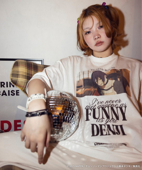 劇場版『チェンソーマン レゼ篇』FREAK'S STOREプリント クルーネックTシャツ「REZE」着用イメージ（C）2025 MAPPA／チェンソーマンプロジェクト（C）藤本タツキ／集英社