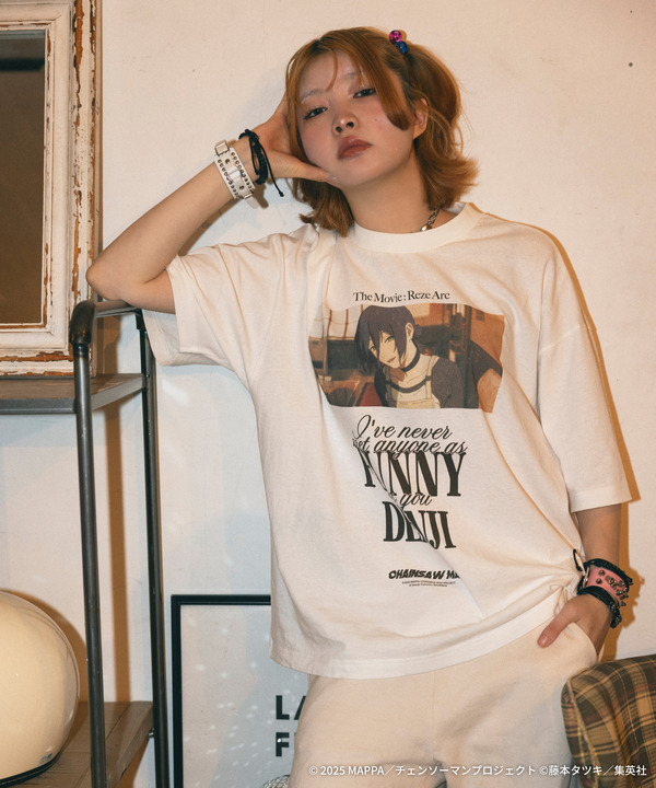 劇場版『チェンソーマン レゼ篇』FREAK'S STOREプリント クルーネックTシャツ「REZE」着用イメージ（C）2025 MAPPA／チェンソーマンプロジェクト（C）藤本タツキ／集英社