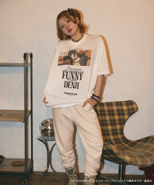 劇場版『チェンソーマン レゼ篇』FREAK'S STOREプリント クルーネックTシャツ「REZE」着用イメージ（C）2025 MAPPA／チェンソーマンプロジェクト（C）藤本タツキ／集英社