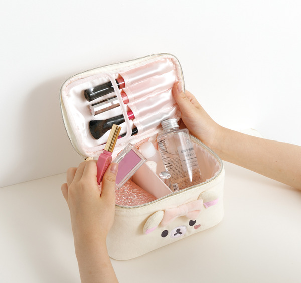 サンエックス「Makeup Rilakkuma バニティポーチ」使用イメージ（C）2025 SAN-X CO., LTD. ALL RIGHTS RESERVED.