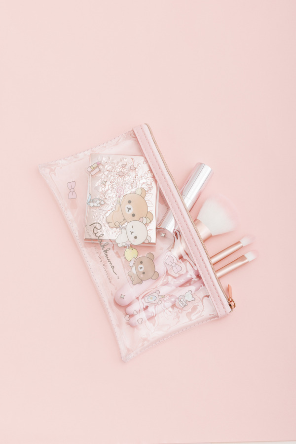 サンエックス「Makeup Rilakkuma メイクブラシセット」使用イメージ（C）2025 SAN-X CO., LTD. ALL RIGHTS RESERVED.
