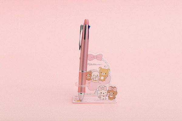 サンエックス「Makeup Rilakkuma アクリルマルチスタンド」使用イメージ（C）2025 SAN-X CO., LTD. ALL RIGHTS RESERVED.
