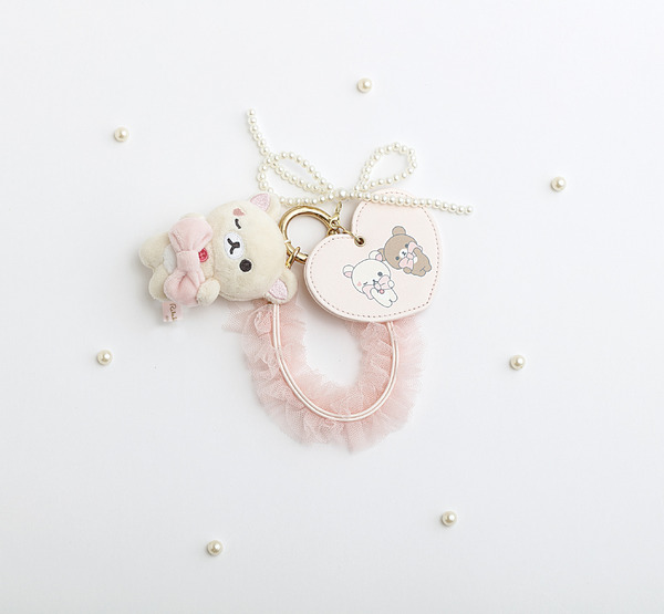 サンエックス「Makeup Rilakkuma リボンチャーム」使用イメージ（C）2025 SAN-X CO., LTD. ALL RIGHTS RESERVED.