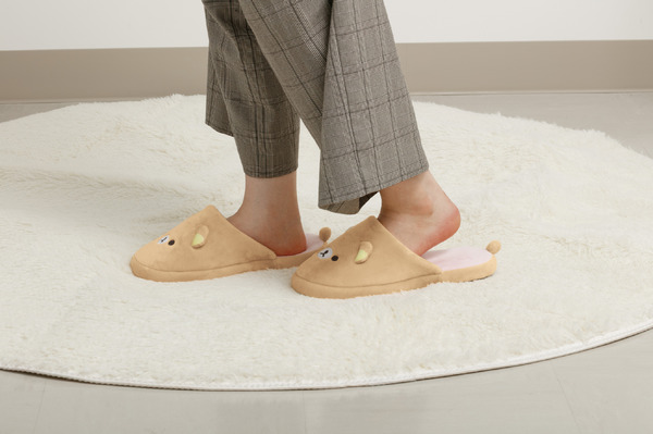 サンエックス「Makeup Rilakkuma ぬいぐるみスリッパ」使用イメージ（C）2025 SAN-X CO., LTD. ALL RIGHTS RESERVED.