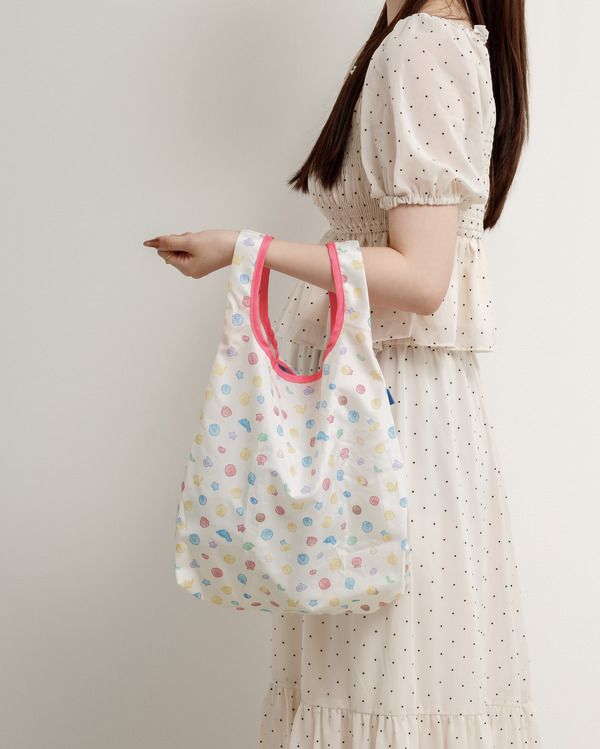 すみっコぐらし「グミグミパーティー」ショッピングバッグ　使用イメージ（C）2025 SAN-X CO., LTD. ALL RIGHTS RESERVED.