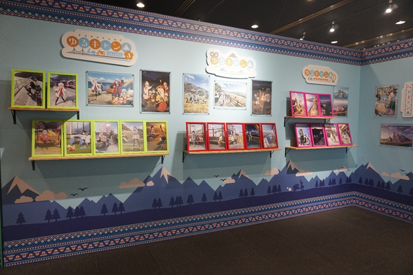 「『ゆるキャン△』10周年記念展 ＼キャンプの思い出 集めちった／」